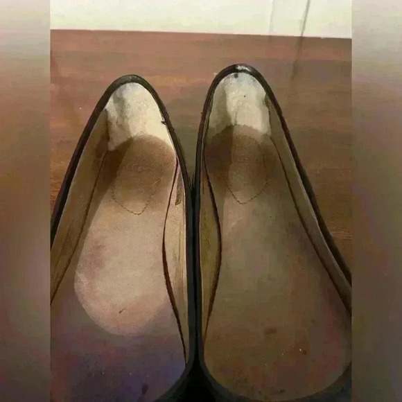 UGG patent leather shoes size 8 - Picture 6 of 9